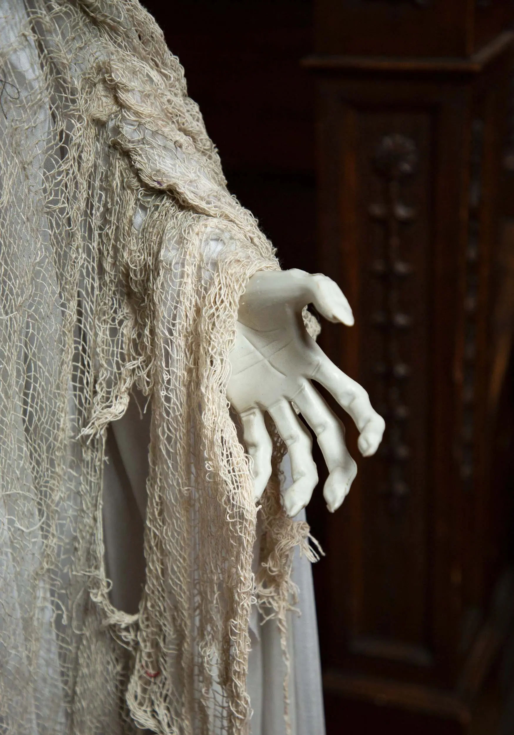 Aroma Life-Size Venetian Victoria Standing Ghost Girl Halloween Decoration 4 Aroma Life-Size Venetian Victoria Standing Ghost Girl Halloween Decoration - Image 2