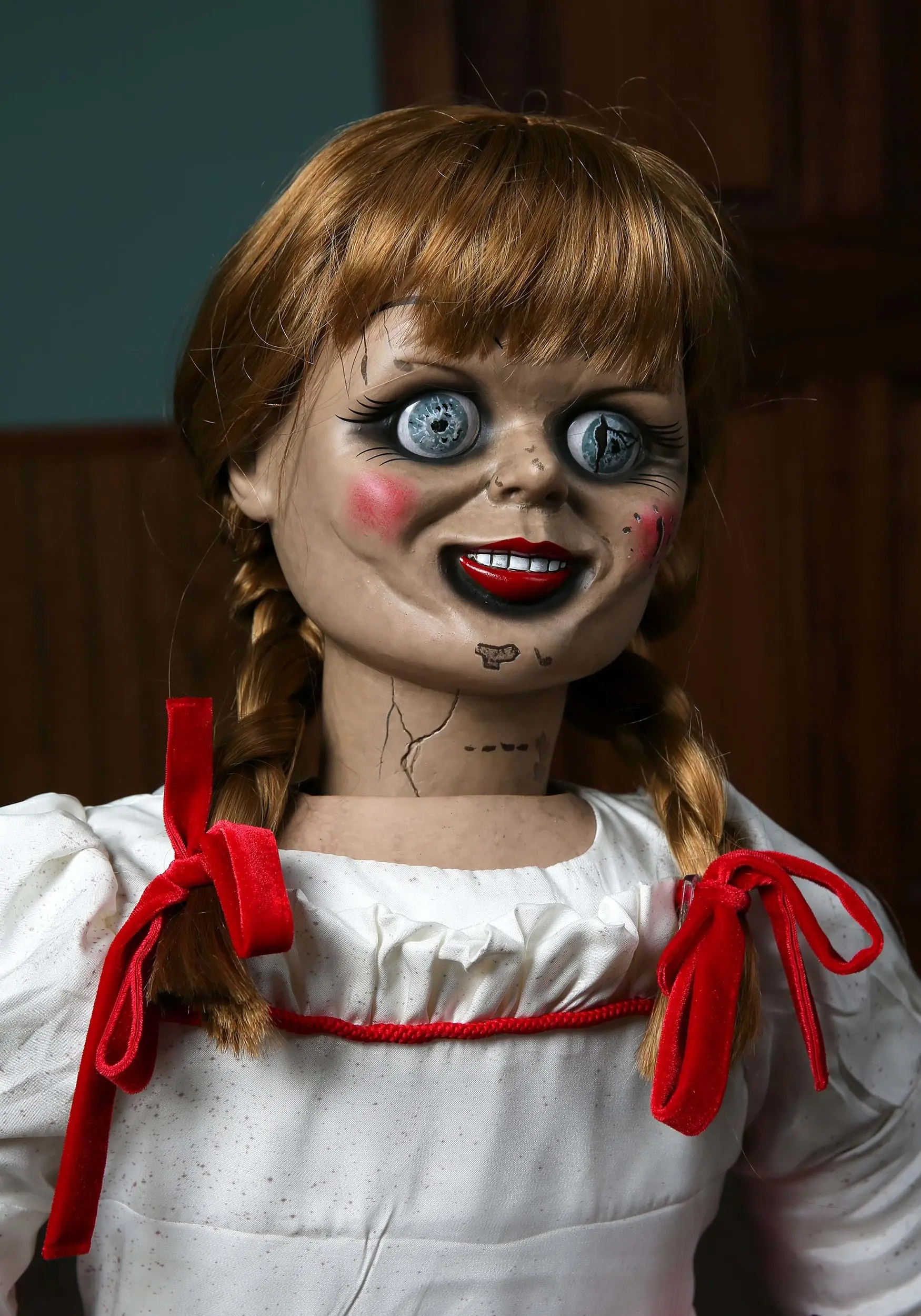 TRICK OR TREAT STUDIOS The Conjuring Collectors Annabelle Doll Prop 7 TRICK OR TREAT STUDIOS The Conjuring Collectors Annabelle Doll Prop - Image 5